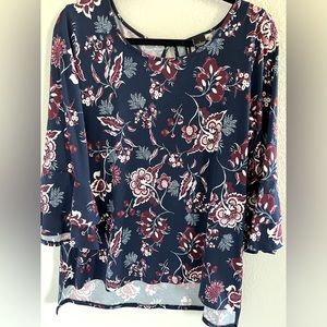 New Directions super cute bell sleeve blouse